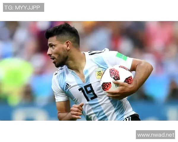 偶遇足球巨星球迷心中的梦想瞬间成真 偶遇足球巨星球迷心中的梦想瞬间成真