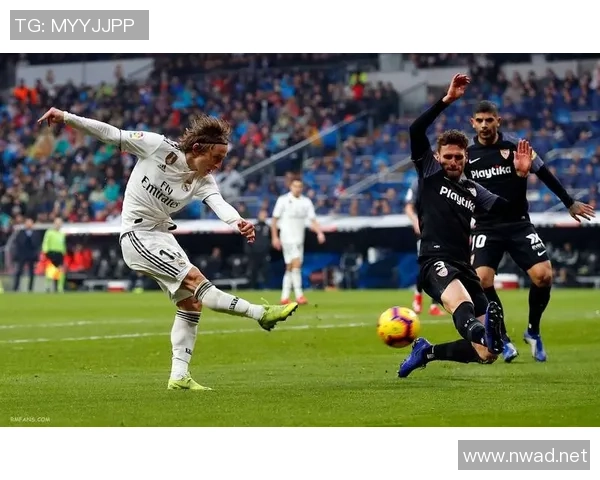 白色球衣下的闪耀之星探寻那些好看的足球明星与他们的精彩瞬间