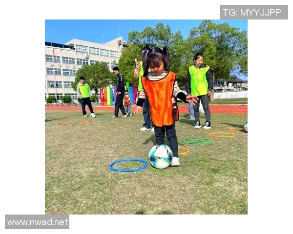 足球明星亲子时光大揭秘:他们如何与孩子们共享快乐与成长 足球明星亲子时光大揭秘:他们如何与孩子们共享快乐与成长